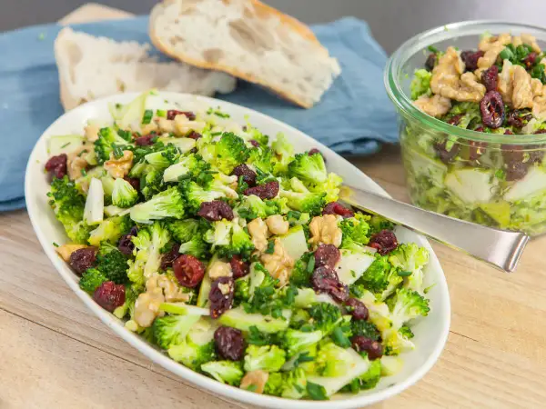 Frischer Brokkolisalat mit Cranberries und Walnüssen, ein Beispiel für vegetarische High Protein Rezepte. Dazu Brot.