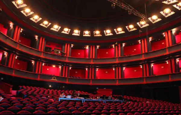 Teatr muzyczny co to? Odkryj fascynujący świat musicali i operetek