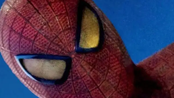 Zbliżenie na charakterystyczne, żółte oczy Spidermana na czerwonym tle.