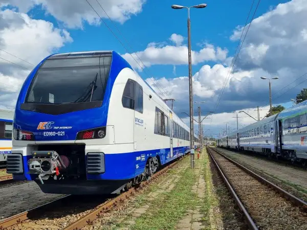 Nowy pociąg ED160-021 PKP Intercity gotowy do podróży z Poznania do Lublina.