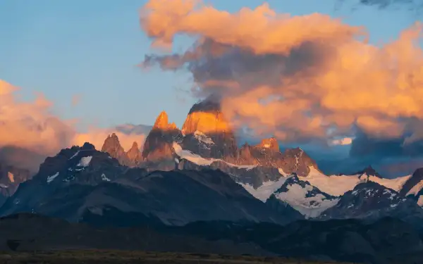 Sonnenuntergang über den schroffen Gipfeln Patagoniens, ein unvergesslicher Anblick auf einer Patagonien Rundreise 3 Wochen.