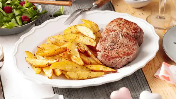 Zwei saftige Rinderfilets mit knusprigen Ofenkartoffeln – die perfekte Kombination, welches Fleisch zu Ofenkartoffeln passt, ist hier perfekt umgesetzt. Dazu ein frischer Salat.