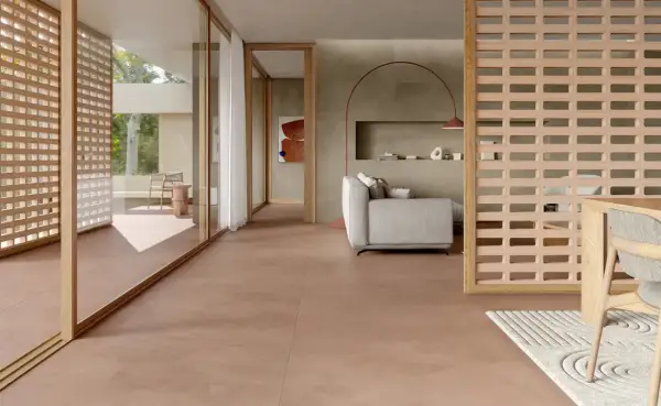 Pavimento in gres porcellanato rosso per esterni, che crea un'atmosfera calda e accogliente in un soggiorno moderno con arredi minimalisti.
