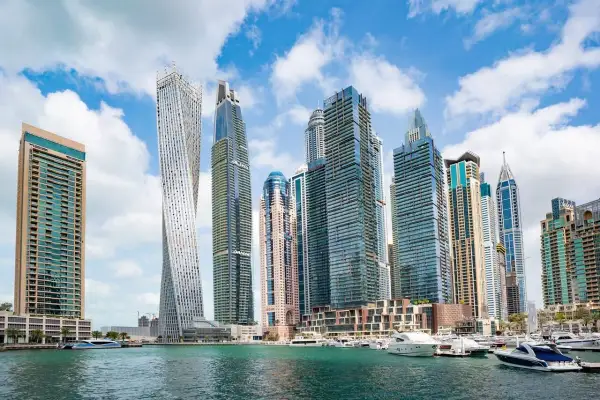 Nowoczesne wieżowce Dubaju nad wodą. Zastanawiasz się, ile trwa lot z Polski do Dubaju?