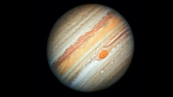 Jupiter, den femte planeten från solen, med sina virvlande molnband och den ikoniska Röda Fläcken.