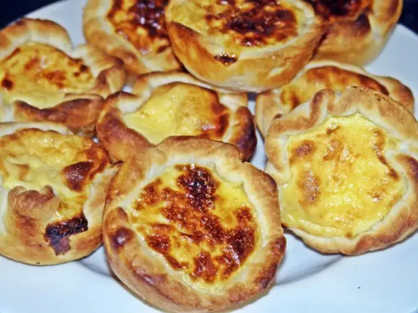 Petits flans dorés, parfaits pour une recette de pasteis de nata maison. Croustillants et crémeux, un délice !