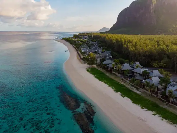 Rajskie plaże i luksusowe wille na Mauritiusie. Marzysz o lotach na Mauritius? Ten widok zapiera dech w piersiach!