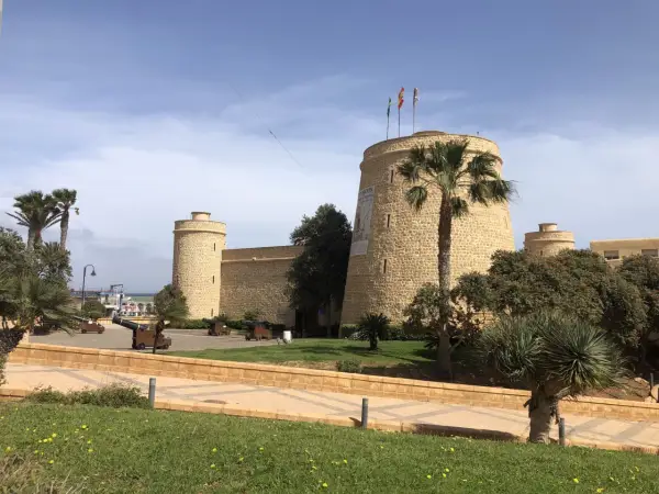 Fortaleza de San Felipe en Félix, Almería, con cañones antiguos y palmeras.
