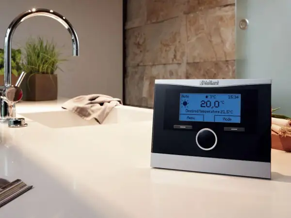 Nowoczesny termostat Vaillant zapewnia komfortowe sterowanie pogodowe w domu, ustawiając idealną temperaturę 20°C.