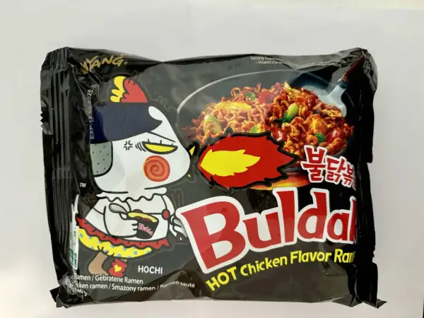 Opakowanie Buldak Ramen o smaku kurczaka z płonącym płomieniem i postacią Hoshi.