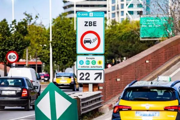 Panneau ZBE à Barcelone, signalant une zone à faibles émissions. Une amende est possible pour les véhicules non autorisés.