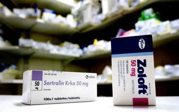 Två förpackningar med antidepressiva mediciner, Sertralin Krka och Zoloft, står på en hylla.