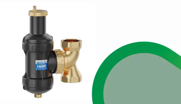 Un pot à boue Caleffi avec raccord en laiton, essentiel pour une installation de chauffage propre.