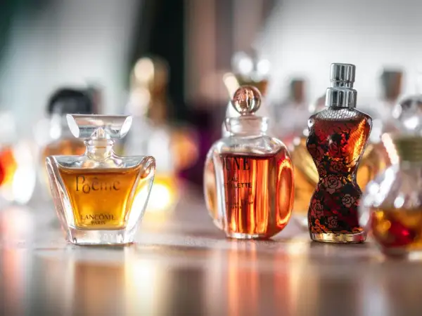 Kolekcja perfum lat 90 damskie: Poeme Lancôme, Dune Dior i inne ikony w szklanych flakonach.