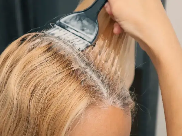 Aplikacja rozjaśniacza na blond włosy, krok po kroku, jak rozjaśnić włosy w domu.
