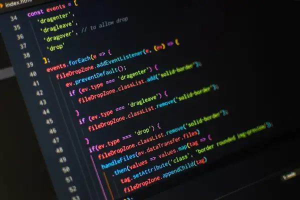 Fragment kodu JavaScript w programie do pisania, obsługujący zdarzenia przeciągania i upuszczania plików.