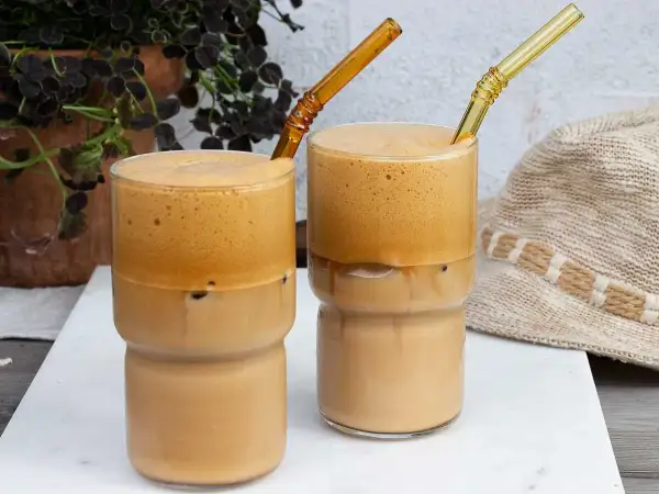 Två glas med iskaffe frappe, perfekt för en varm sommardag.