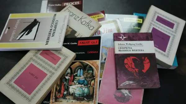 Książki z motywem ojczyzny, jak "Cierpienia młodego Wertera" czy "Lord Jim", leżą na stole, czekając na odkrycie.