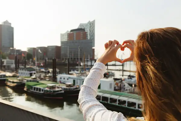 Herzförmige Geste vor Hamburgs Hafen. Ein toller Reisetipp Deutschland für alle, die maritime Städte lieben.