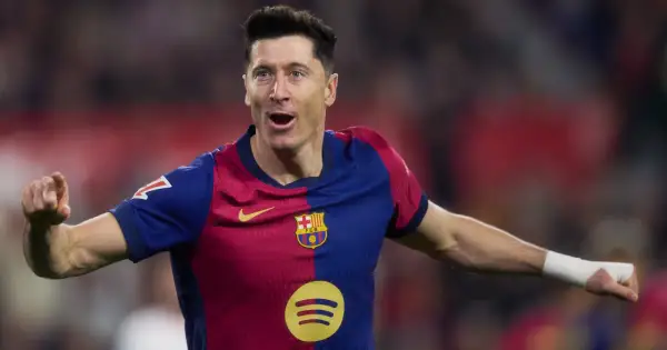 Robert Lewandowski w barwach Barcelony, radość po strzelonym golu. Jego kontrakt w klubie to spełnienie marzeń.