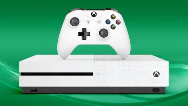Biały kontroler Xbox i konsola Xbox One na zielonym tle.