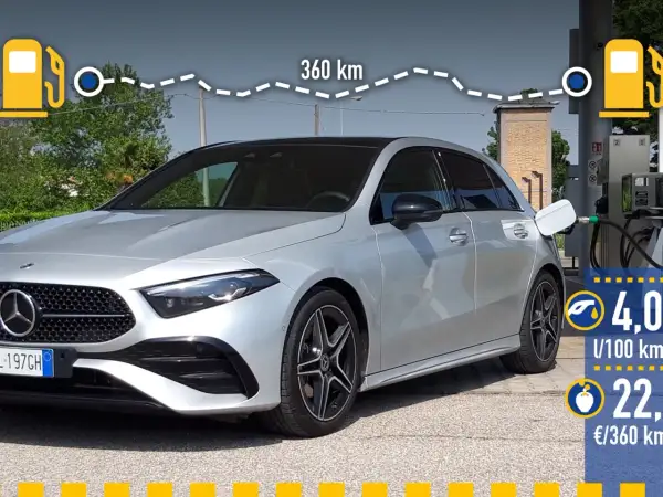 Mercedes A 200 gasolina repostando. Muestra un recorrido de 360 km y el consumo.