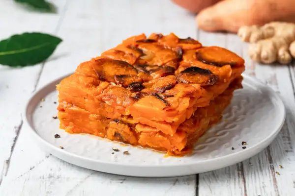 Delizioso tortino di patate dolci, un'idea perfetta per le tue ricette con patate. Strati di patate arrostite con un tocco di zenzero.