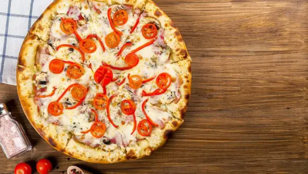 Pyszna pizza z pomidorkami i papryką na cieście na pizzę bez wyrastania. Idealna na szybki obiad.
