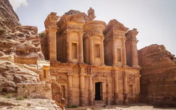 Fassade des Klosters in Petra, Jordanien. Ein beeindruckendes Bauwerk aus Fels gehauen, das an die antike Stadt Amman erinnert.
