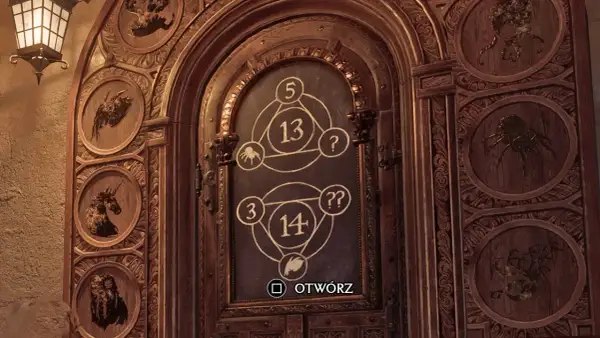 Drewniane drzwi z zagadkami w Hogwarcie. Na środku tablica z symbolami i liczbami, po bokach okręgi z wyrytymi stworzeniami.