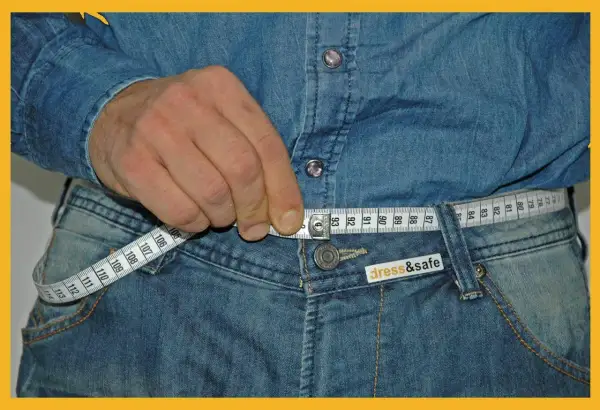 Misura della vita con metro: taglia M uomo corrisponde a circa 90 cm.
