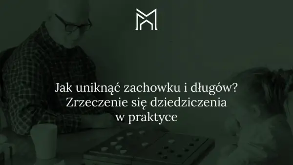 Dziadek i wnuczka grają w warcaby. Tekst na ekranie: "Jak uniknąć zachowku i długów? Zrzeczenie się dziedziczenia w praktyce".