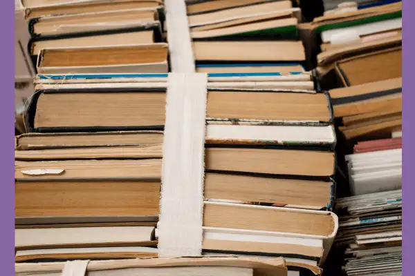 Stosy książek, które czekają na nowe życie. Zastanawiasz się, gdzie oddać niechciane książki? Te mogą trafić do biblioteki lub fundacji.