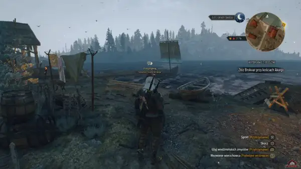 Geralt stoi nad wodą, w tle las i łodzie. Misja "Wybraniec bogów" w Wiedźmin 3.