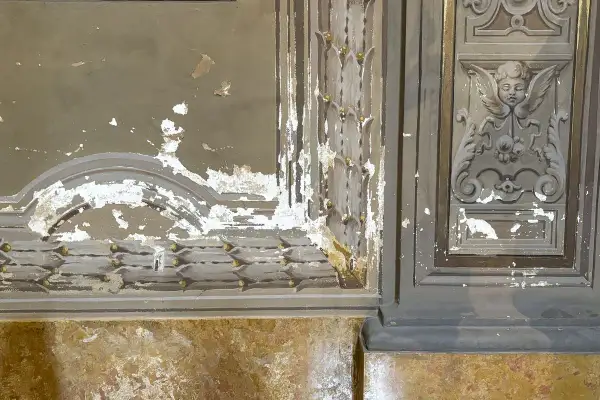 Dettagli di pareti con pittura scrostata, dove si intravedono decorazioni a rilievo e un cherubino. La colla e rete sono visibili sotto la pittura.