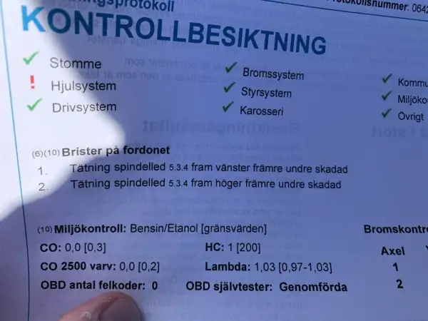 Besiktningsprotokoll visar brister på tätning spindelled vid kontrollbesiktning.