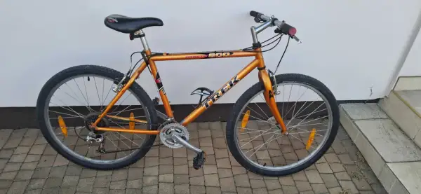 Pomarańczowy rower Trek Singletrack 800, gotowy na podbój **enduro trails Bielsko**. Idealny na górskie wyprawy.