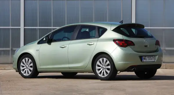 Jasnozielony Opel Astra J, idealny do miasta, z niskim spalaniem.