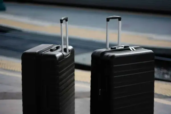 Dwie czarne walizki, idealne na bagaż podręczny Ryanair. Gotowe na podróż!
