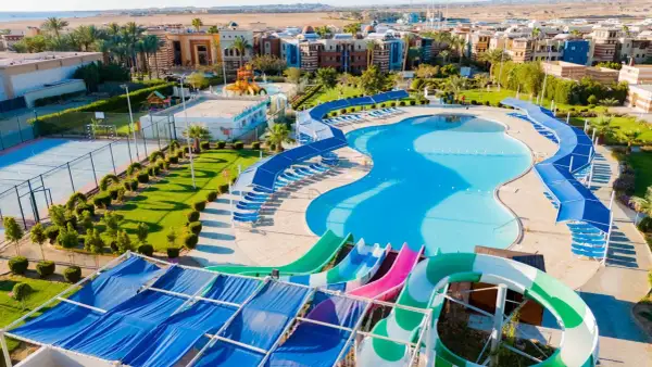 Basen i zjeżdżalnie w resorcie, gdzie radisson individuals mogą spędzać wakacje. Obok boisko sportowe.