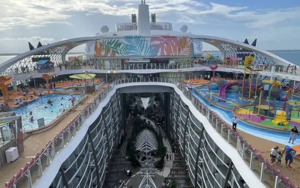 Das größte Schiff der Welt mit Pools, Wasserrutschen und einer grünen Oase im Inneren.