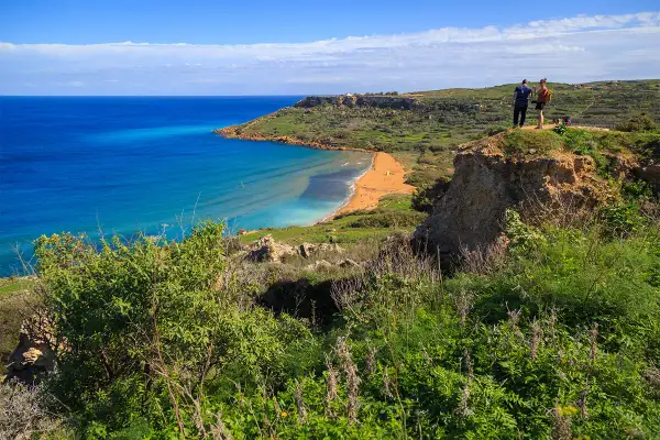 Malta w styczniu: słoneczna plaża, turkusowe morze i zielone wzgórza. Idealna temperatura na spacer.