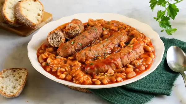 Salsiccia e fagioli in scatola ricetta: un piatto confortante con salsicce succulente e fagioli in salsa, accompagnato da pane croccante.