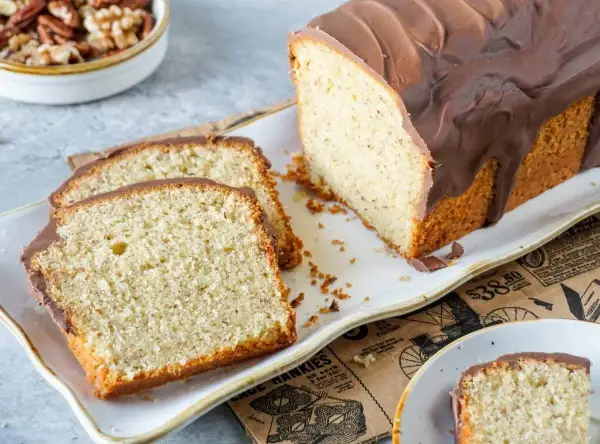 Saftiger Nusskuchen mit Schokoladenglasur, perfekt für ein gemütliches Kaffeetrinken. Dieses Nusskuchen Rezept ist ein Genuss!