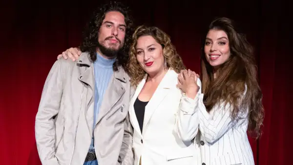Los hijos de Enrique Morente, Estrella, Soleá y Kiki, posan juntos.
