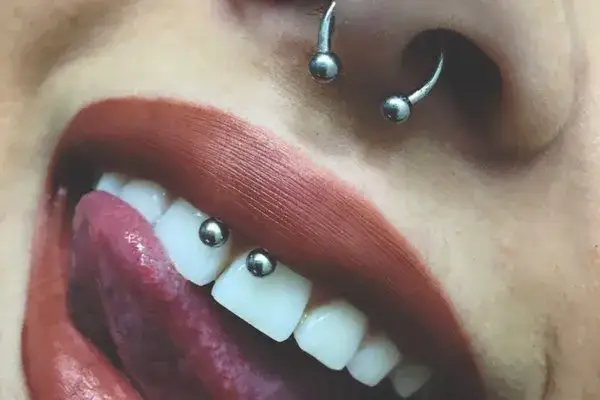Jak zrobić kolczyk smiley w domu bez ryzyka infekcji i bólu