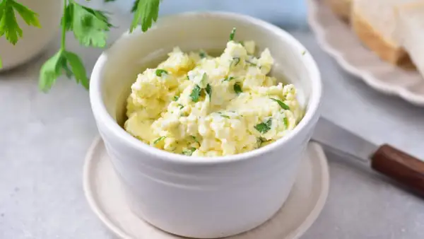 Pyszna pasta jajeczna z twarogiem i natką pietruszki, idealna na kanapki.