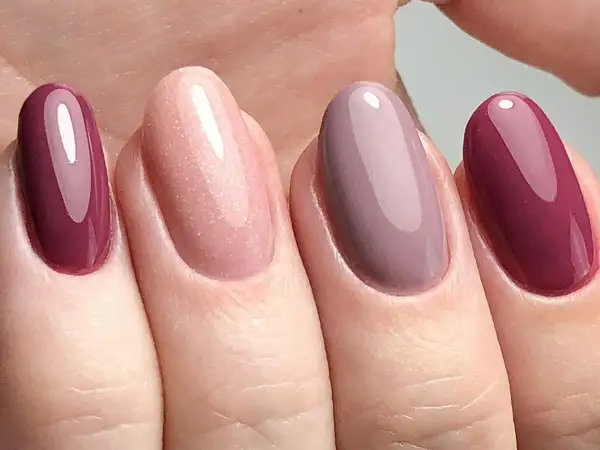 Manicure russa: unghie perfette con smalto bordeaux, rosa glitterato e tortora.