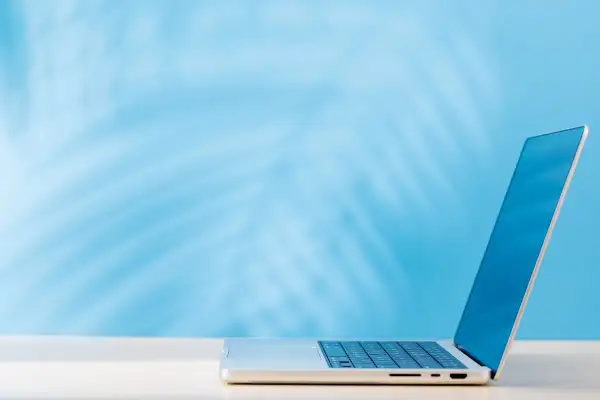 Laptop na biurku, gotowy do pracy. Dowiedz się, jak zrobic screena na laptopie, by uwiecznić ważne momenty.