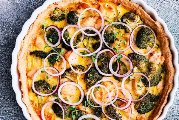 En gyllene paj med kyckling, broccoli och rödlök. Ett perfekt paj recept för middagen.
